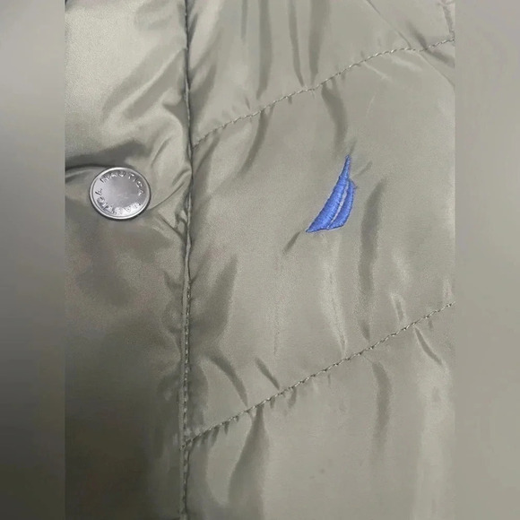 Kids Nautica Puffer Vest in Forest Green with a blue interior. Size 24 months - Picture 5 of 13